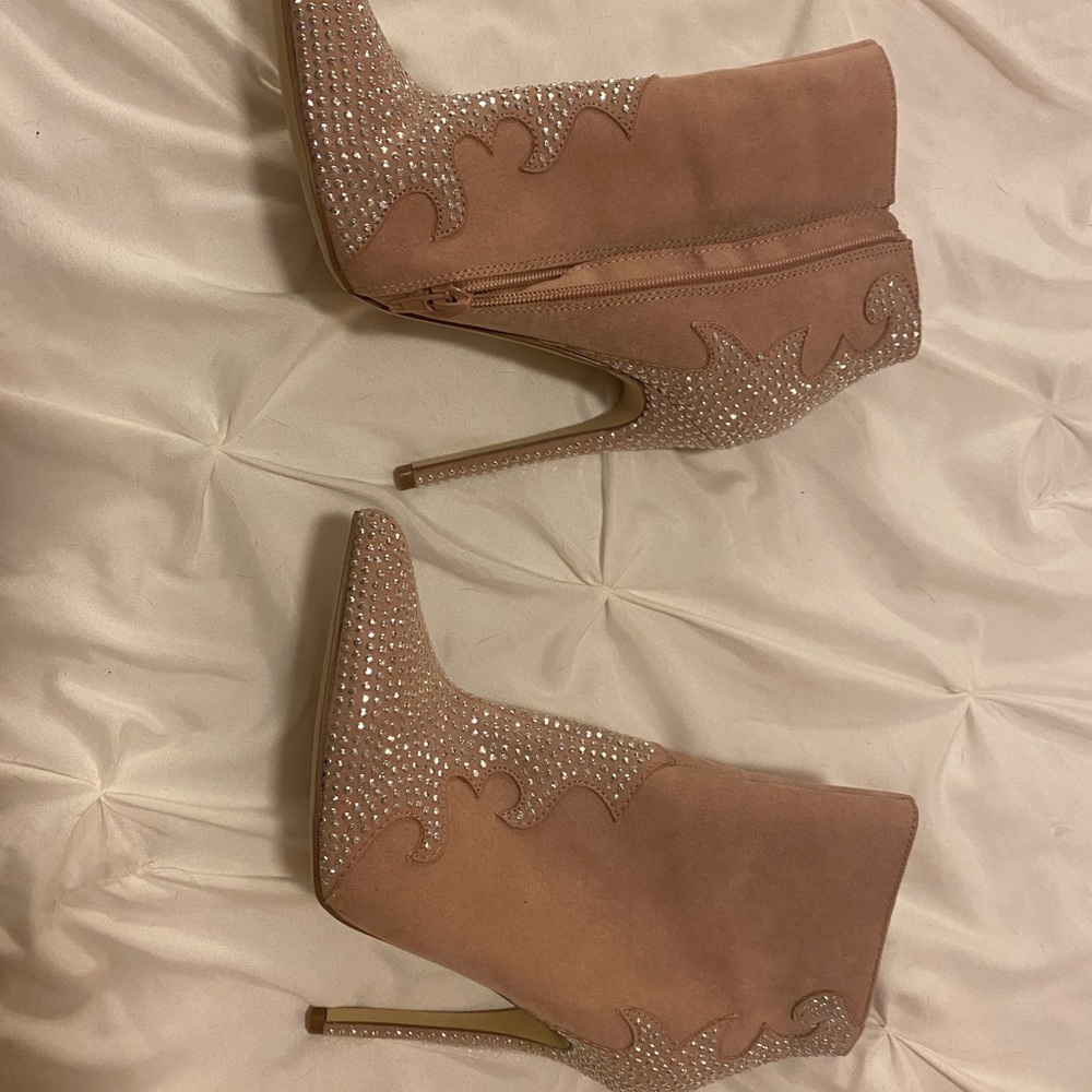 Just Fab Rose Pink suede booties